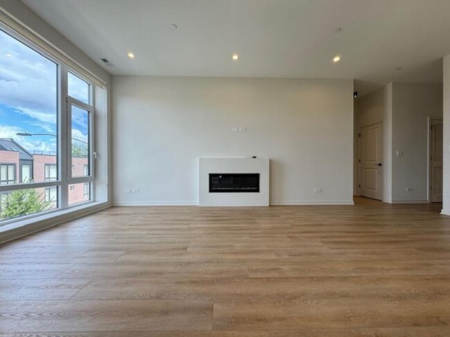 Building Photo - 3 bedroom in Chicago IL 60641