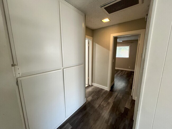 Building Photo - SAC T 4824 - 4826