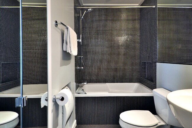 Building Photo - 9005 Cynthia St