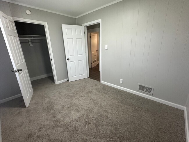 Building Photo - 3 Bedroom / 2 Bath near park