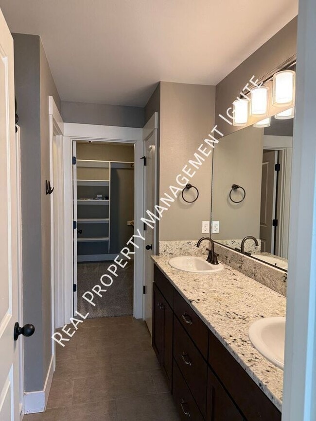 Building Photo - 1032 SE Leonel Ln