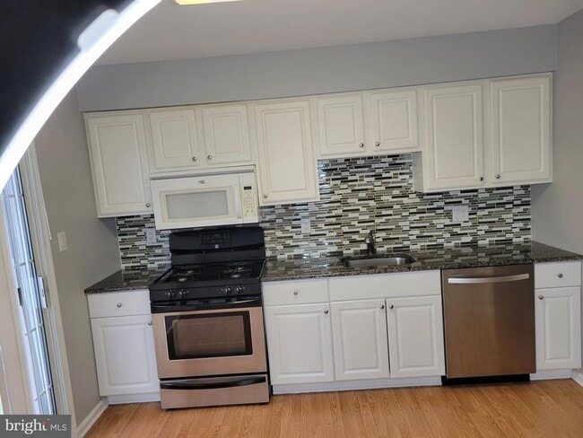 Building Photo - 2904 Saxony Dr