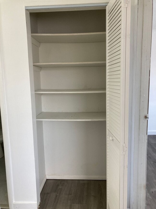 Building Photo - Renovated & Spacious 2 Bedroom Condo in Ed...