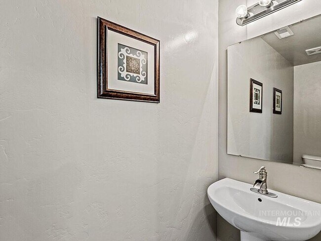 Building Photo - Immaculate/Charming Home in NW Meridian