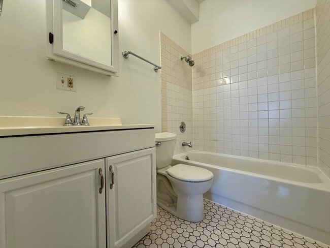 Building Photo - 556 W 37th St
