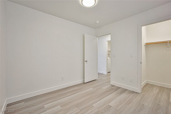 Building Photo - 4757 Englewood Ave