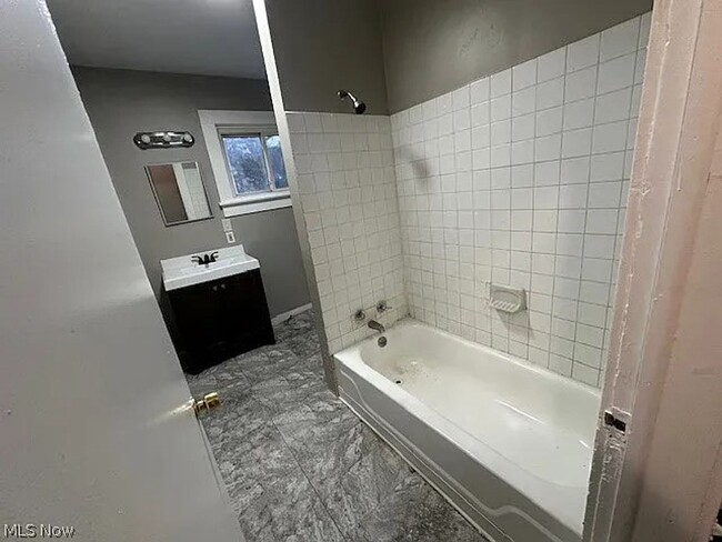 Building Photo - Spacious 4-Bedroom Home in Cleveland