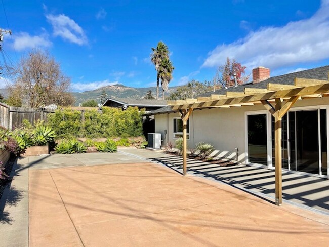 Building Photo - Beautiful Single level home with 3/2 and f...