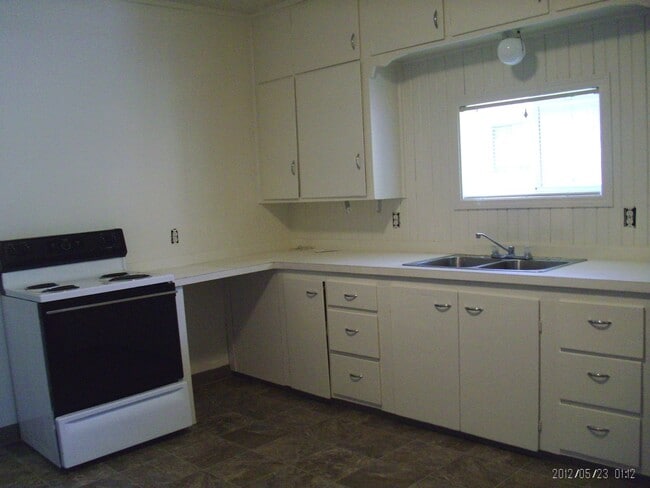 Building Photo - Charming 3-Bedroom Two-Story Home with Fenced Yard!
