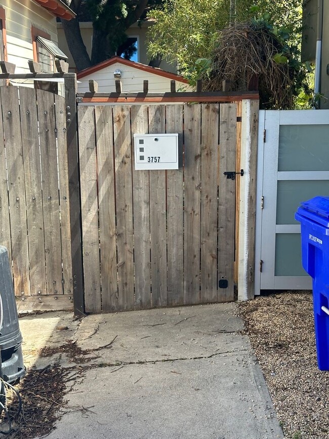 Building Photo - Charming 3 Bedroom 2 bathroom back house in the heart of San Diego's most desirable neighborhoods!