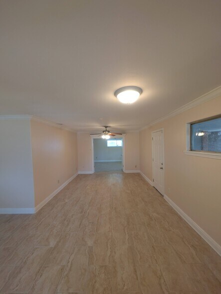 Building Photo - 5011 Warren Dr