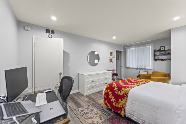 Building Photo - 712 Pacific St