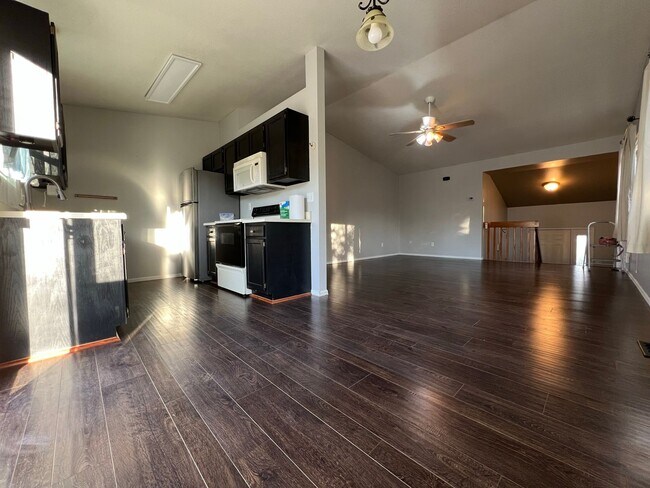Building Photo - Lovely Ranch, Pikes Peak Views from Expans...