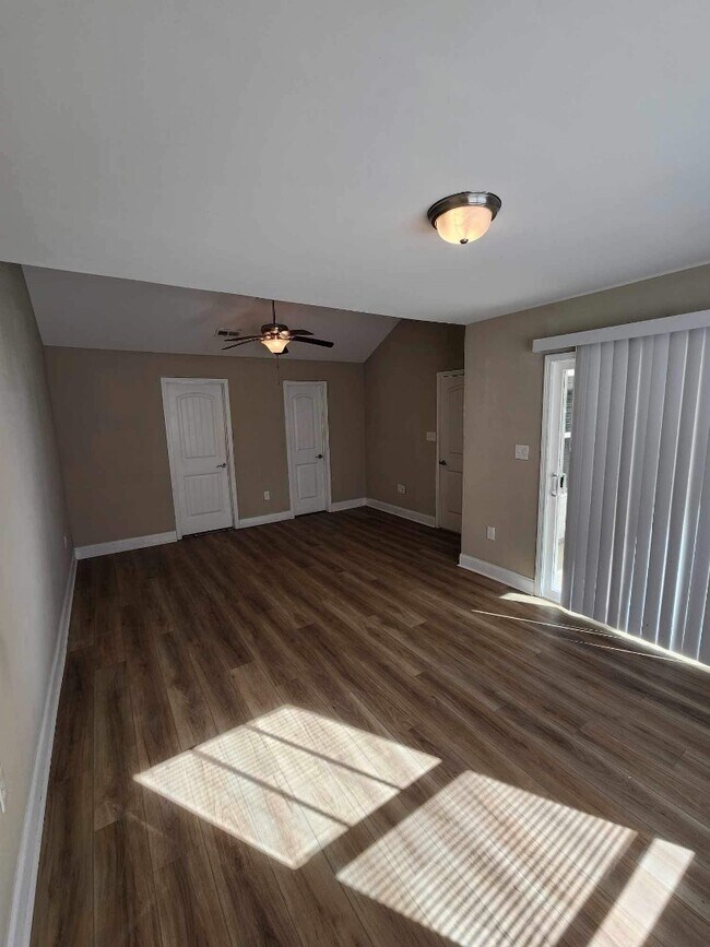 Building Photo - 215 Leadoff Dr