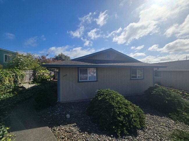 Building Photo - Pet-friendly and updated 3BR/1BA Eureka home