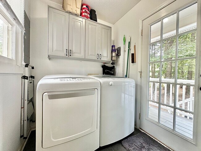 Building Photo - Beautiful 3 Bed, 2 Bath Home by Nature Preserve