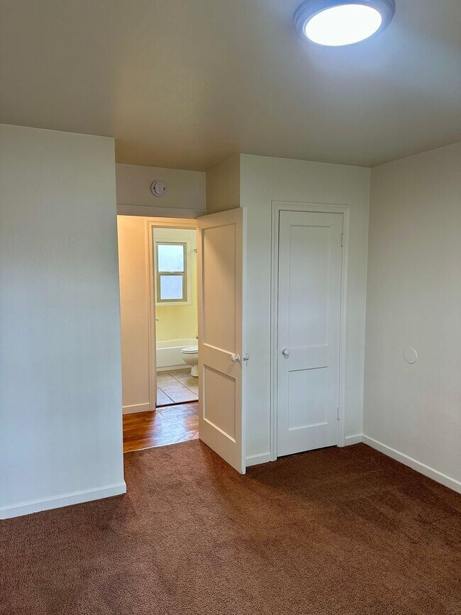 Building Photo - 1/2 Off 2nd Month's Rent