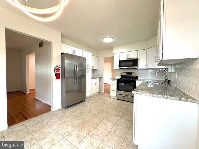 Building Photo - 1104 Hudson Ave