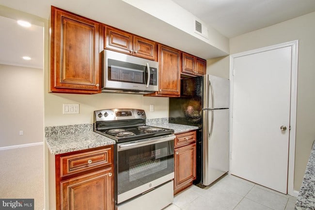 Building Photo - 6 Normandy Square Ct