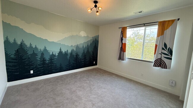 Building Photo - $900 move in bonus! Stunning & Spacious 2-...