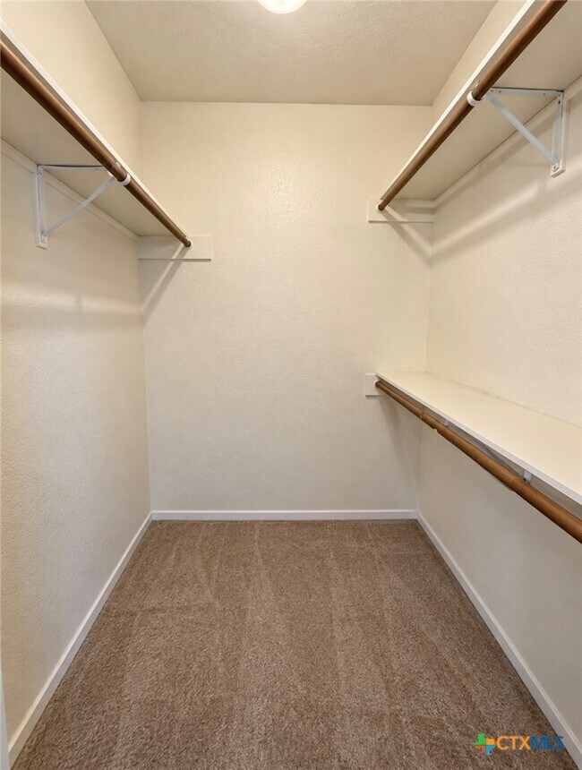 Building Photo - 2204 Lazy Ridge Dr