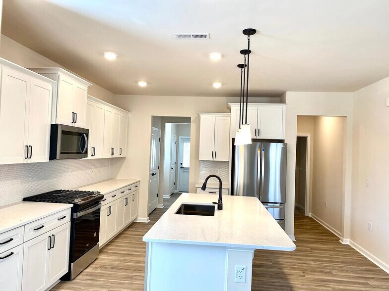 Building Photo - Room in House on Hedge Maple Dr