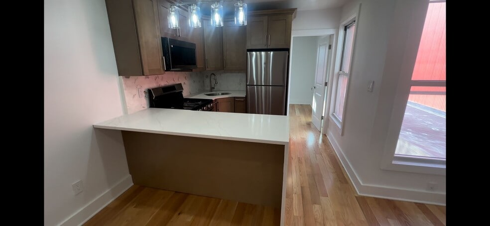 Building Photo - 86 Wyona St