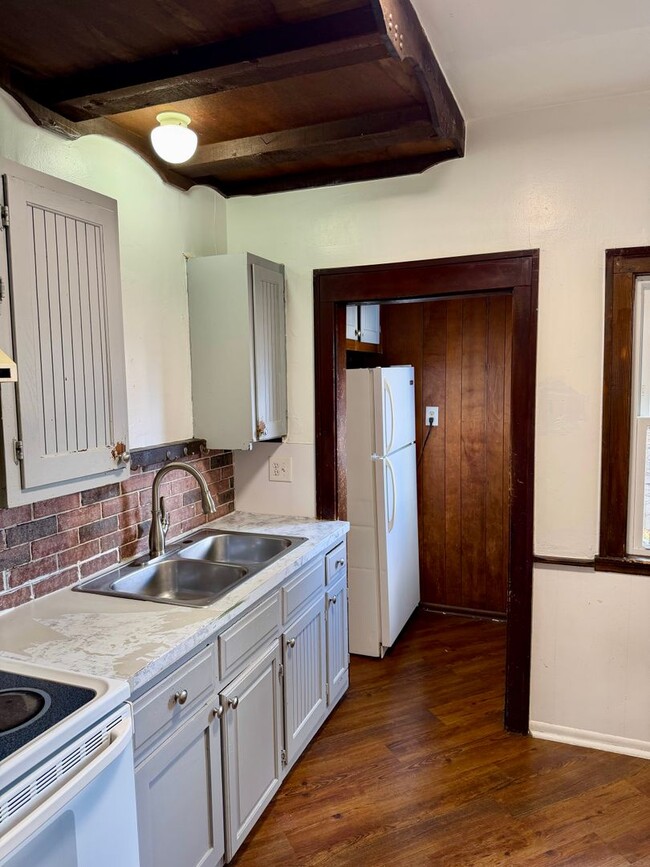 Building Photo - For Rent 4 Bedroom 1 Bath Field Club Row House