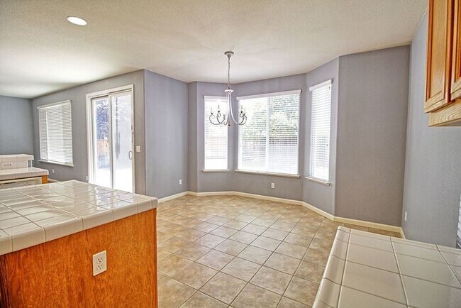 Building Photo - Lovely, Hidden Lake 4 bedroom, 2.5 bathroo...