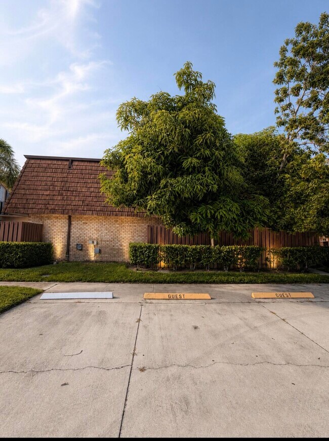 Building Photo - 1421 14th Ln