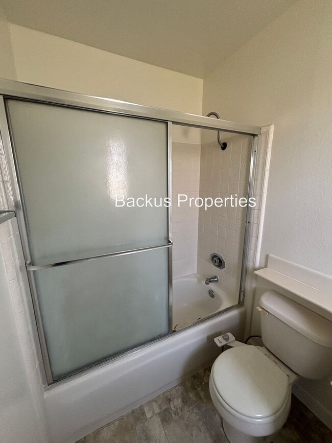 Building Photo - Spacious fenced yard - Three bedroom home ...