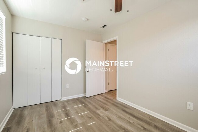 Building Photo - 3 Bedroom Pet-Friendly Home in JACKSONVILLE, FL with Main Street Renewal