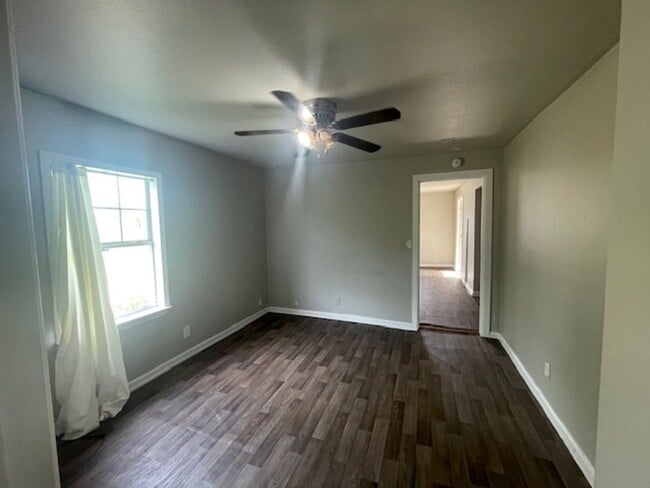 Building Photo - (5% Medical Monthly Discount) 1/2 off first months rent-Section 8 voucher Accepted-Charming 2 Bed...
