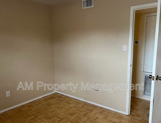 Building Photo - 402 Thompson Dr