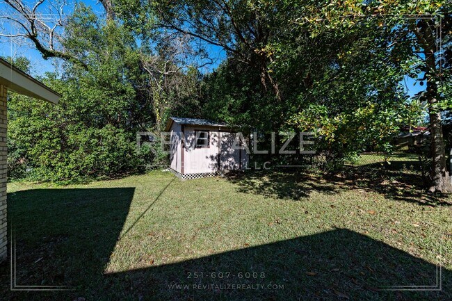 Building Photo - **Reduced Price** Adorable 3 Bedroom/1 Bat...