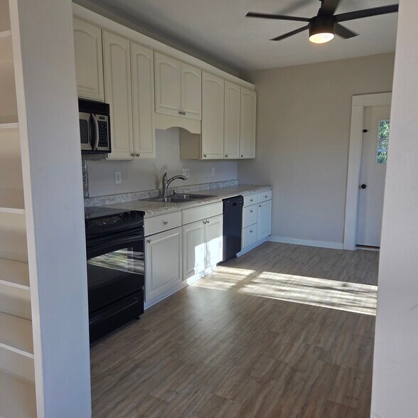 Kitchen - 454 W Wisconsin Ave