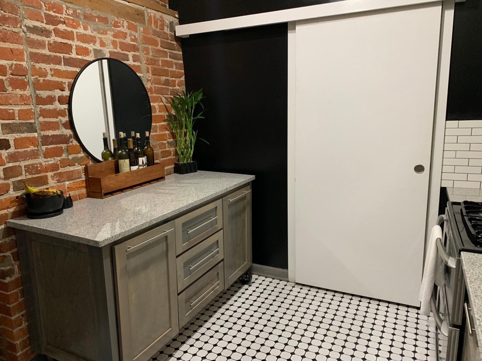 Building Photo - 432 E. Rich St