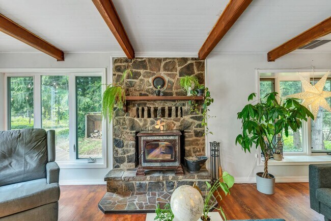 Building Photo - PRIVATE HOMESTEAD WITH ACREAGE & SHOP