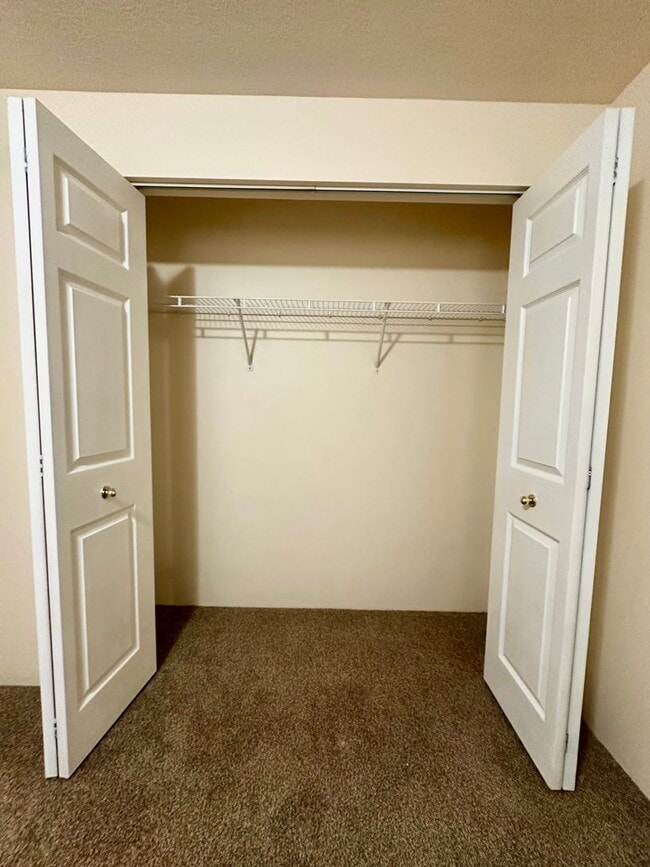 Building Photo - *** $800 OFF 1st Month *** Charming Duplex in Redmond, OR! 611 NE Larch!