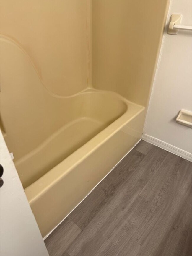 Building Photo - Large One bedroom Condo
