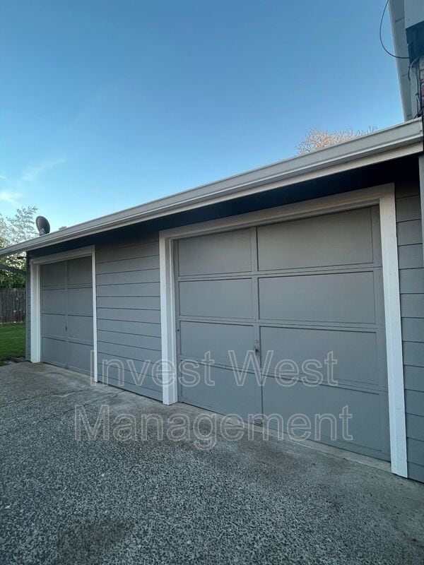 Building Photo - 710 NE 15th Ave