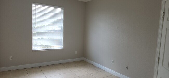 Building Photo - 3 bedroom condo in Horizons at Vista Lakes