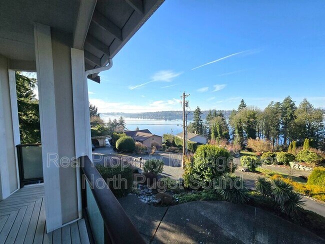 Building Photo - 11017 18th St NE