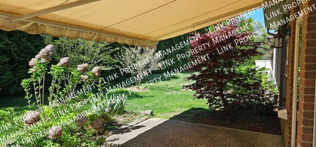 Building Photo - Beautiful large 1800 sf 3/2 for $2000 Townhome in Hixson with a garage and attic storage!