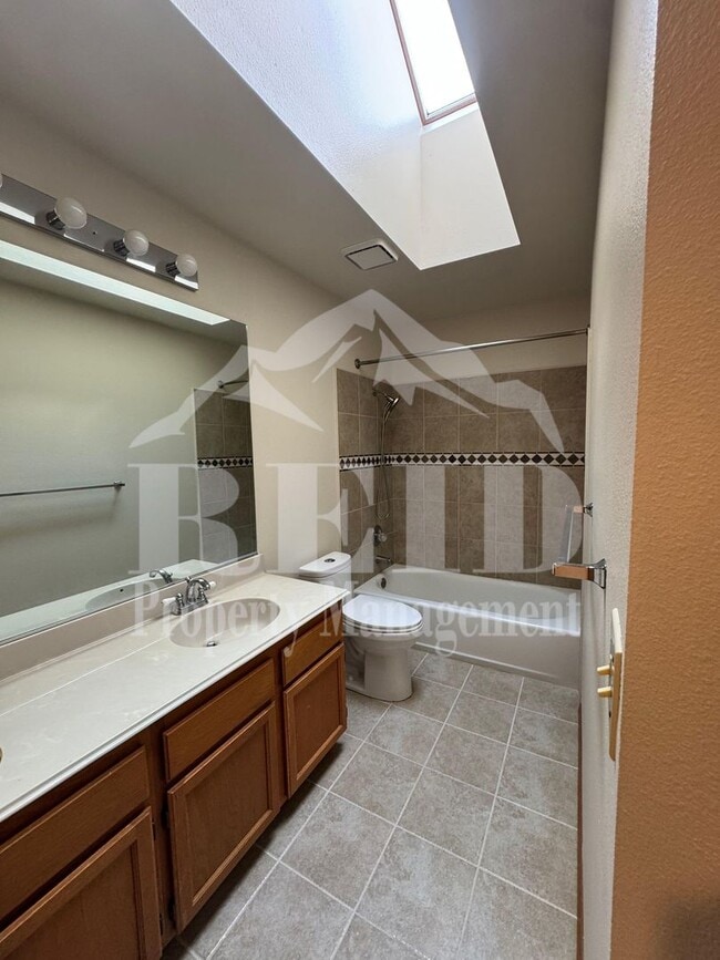 Building Photo - 979 NW Calypso Cir