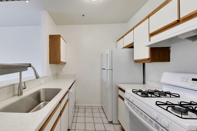 Building Photo - 1524 1st Ave