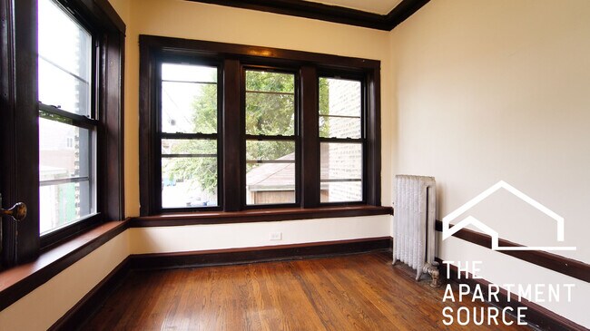 Building Photo - 2422 N Sawyer Ave