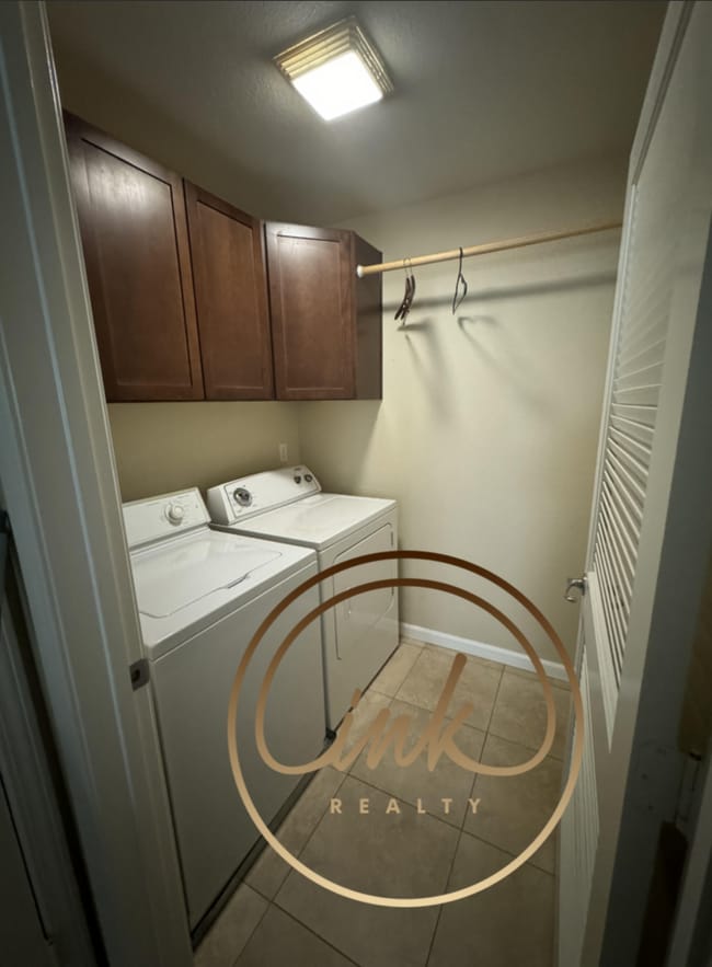 Building Photo - Beautifully remodeled townhouse