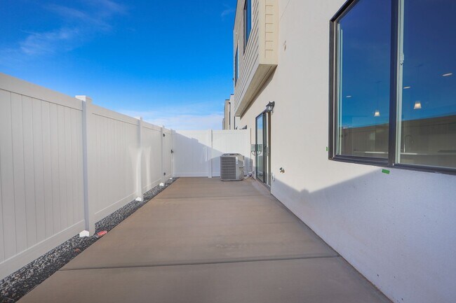 Building Photo - Crimson Park Town Home.