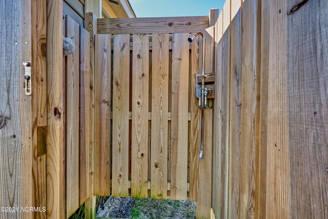 Building Photo - 2681 Island Dr